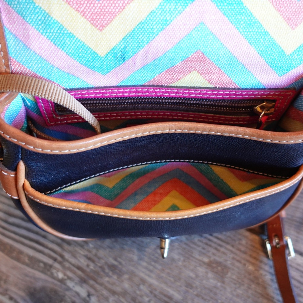 Dooney & Bourke Crossbody Bag Black Tan Pebble Leather Chevron Preppy Equestrian - Picture 7 of 15